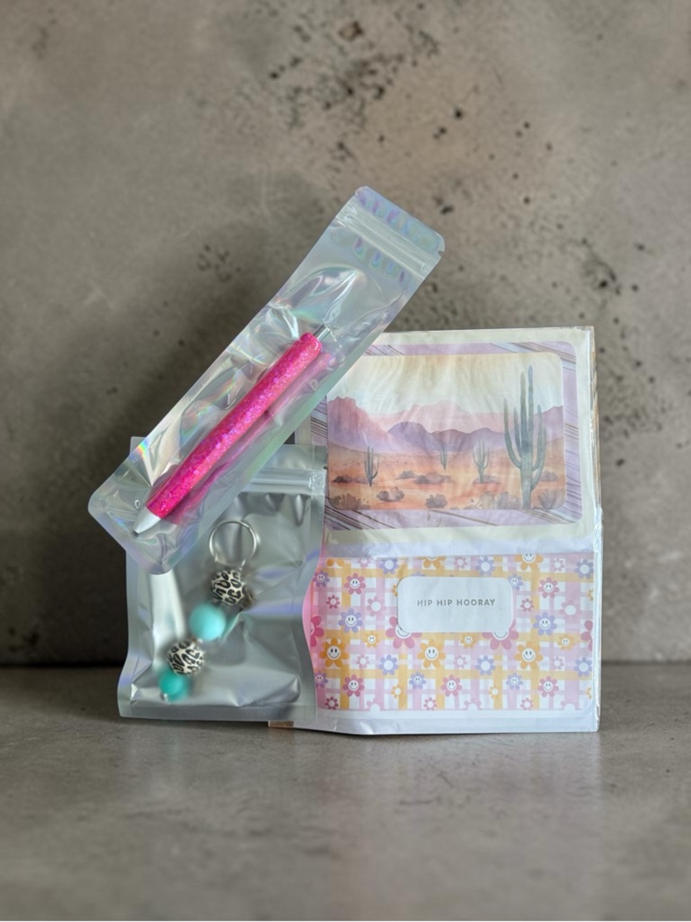 🫶🏻 Cute Multi-Piece Gift Set with Pink Glitter Pen & Turquoise Keychain